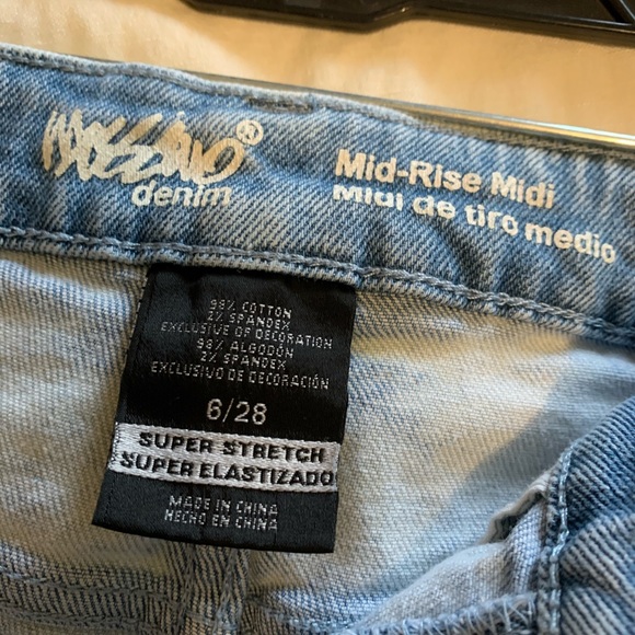 Mossimo flower shorts - Picture 3 of 3